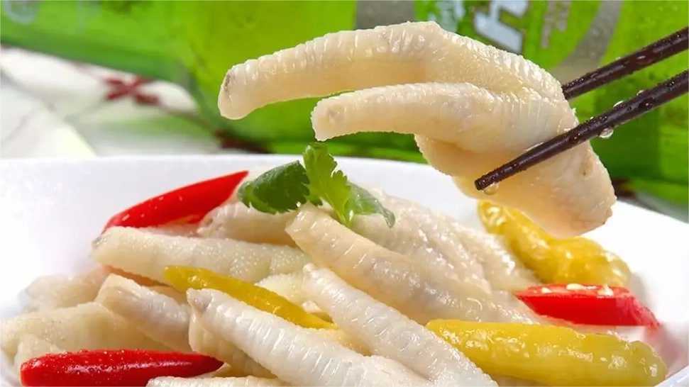 泡椒鳳爪塑料保鮮盒包裝機(jī)：鎖住美味，保鮮每一刻