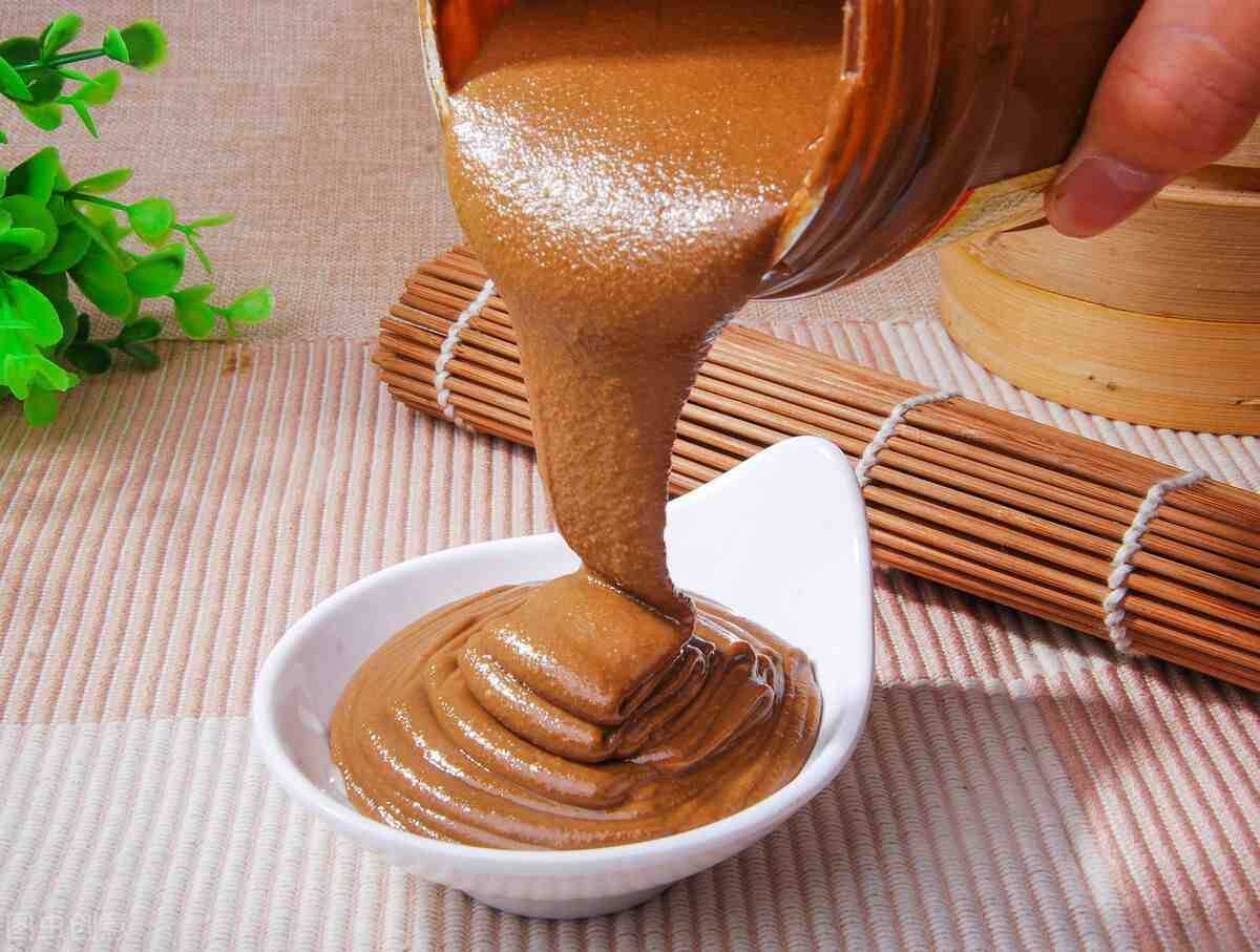 引領(lǐng)食品包裝新紀(jì)元：芝麻花生醬自立袋灌裝旋蓋機(jī)——自動(dòng)化、高效能、衛(wèi)生安全的全面解決方案