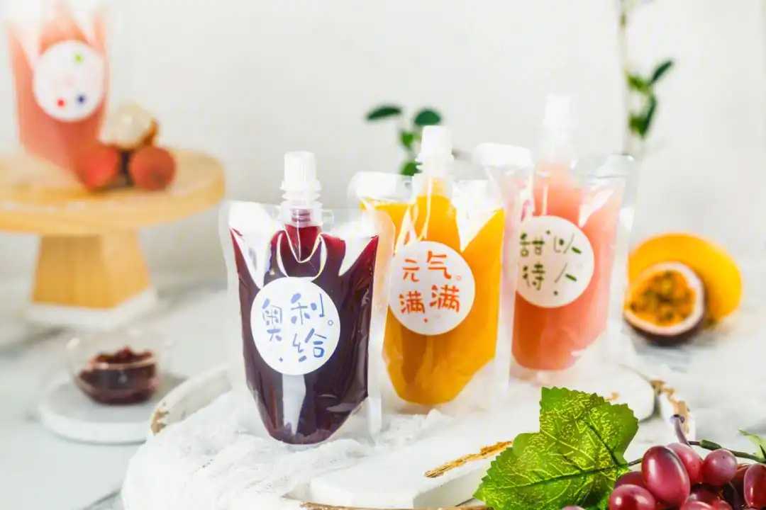 開(kāi)啟美味新篇章 —— 自動(dòng)化吸吸果凍灌裝旋蓋機(jī)助力企業(yè)騰飛