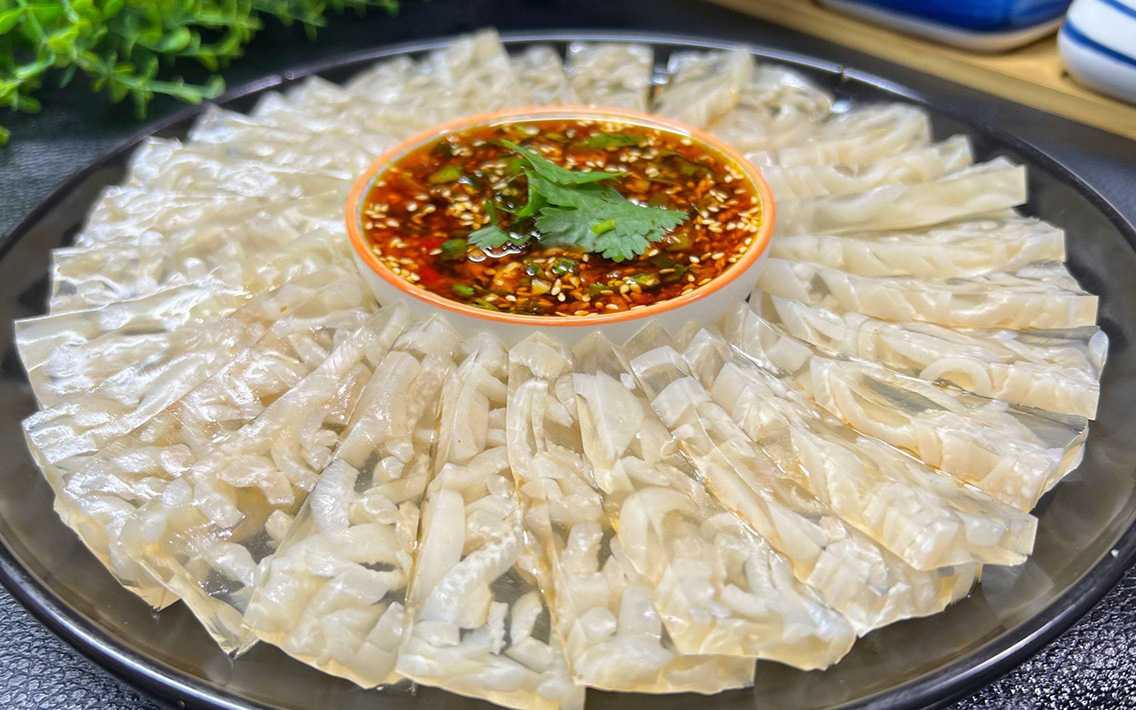 全自動皮凍灌裝封口機(jī)，賦能傳統(tǒng)美食規(guī)?；a(chǎn)