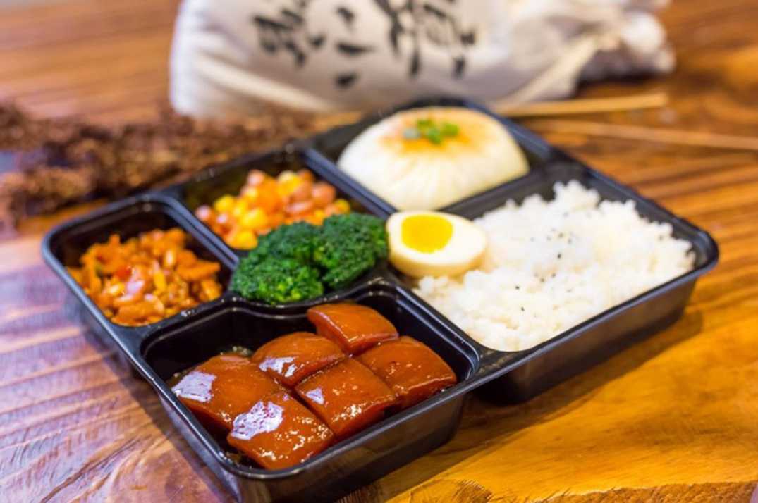 工廠級全自動盒飯封口包裝機(jī)：高效封口，鎖鮮增效