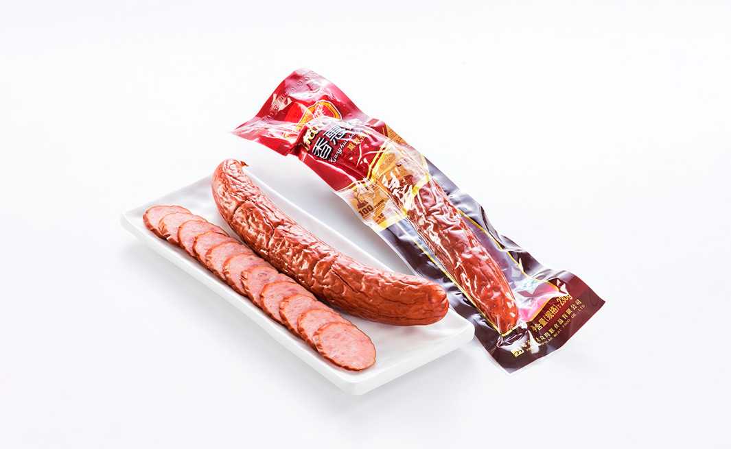 告別人工包裝，呂工機械打造高速穩(wěn)定香腸包裝產(chǎn)線